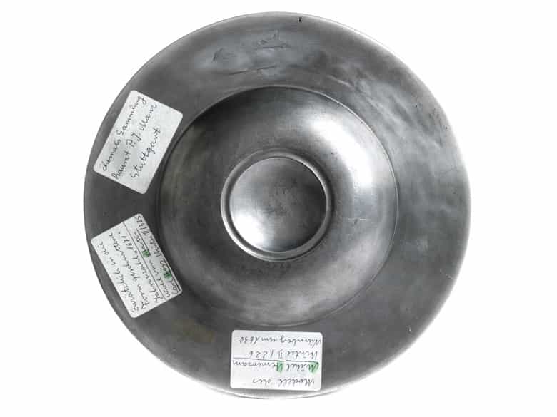 Detailabbildung: Kleine Buckelplatte in Zinn