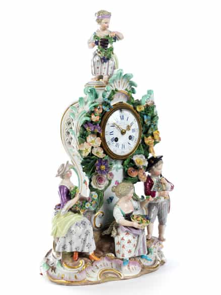 Detailabbildung: Porzellanuhr mit Flötenspieler, Obst- und Blumenverkäuferinnen