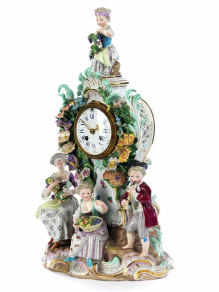 Detailabbildung: Porzellanuhr mit Flötenspieler, Obst- und Blumenverkäuferinnen