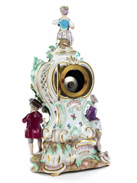 Detailabbildung: Porzellanuhr mit Flötenspieler, Obst- und Blumenverkäuferinnen