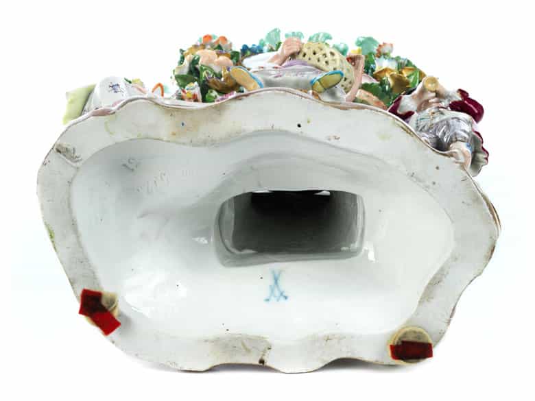 Detailabbildung: Porzellanuhr mit Flötenspieler, Obst- und Blumenverkäuferinnen