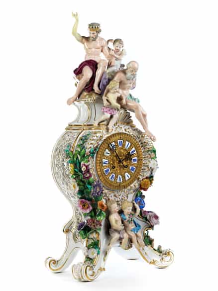 Detailabbildung: Porzellanuhr mit Zeus und Chronos sowie Puttendekor