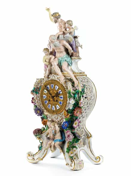Detailabbildung: Porzellanuhr mit Zeus und Chronos sowie Puttendekor