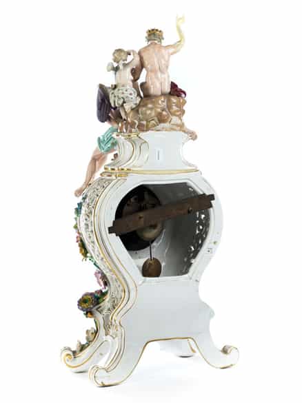 Detailabbildung: Porzellanuhr mit Zeus und Chronos sowie Puttendekor