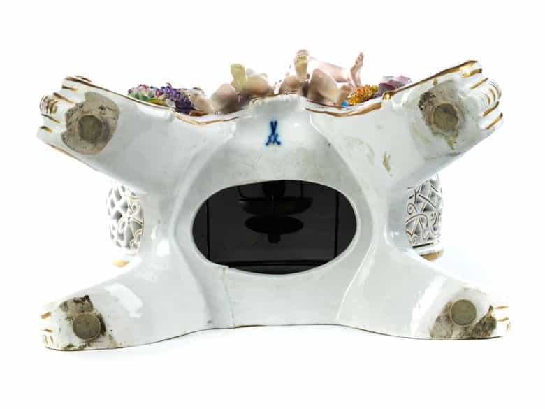 Detailabbildung: Porzellanuhr mit Zeus und Chronos sowie Puttendekor