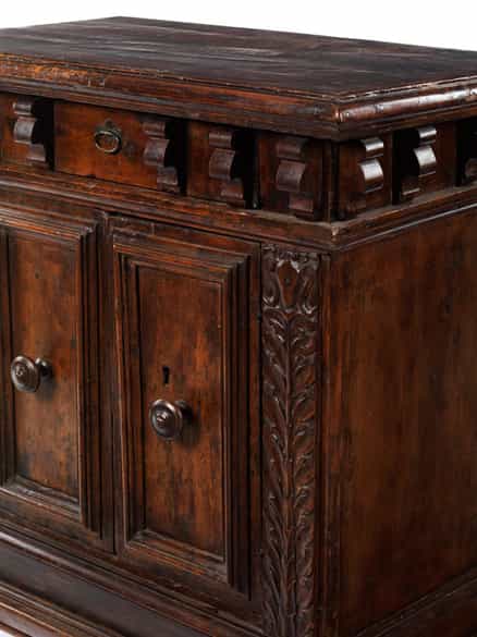 Detailabbildung: Kleine Emilianische Kredenz