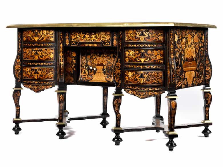 Detailabbildung: Reich intarsiertes „Bureau Mazarin“