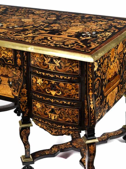 Detailabbildung: Reich intarsiertes „Bureau Mazarin“