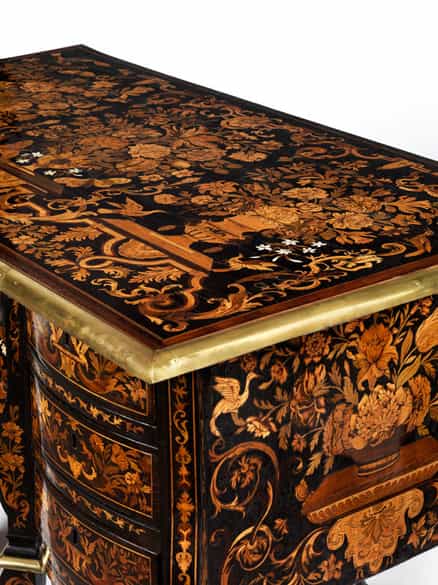 Detailabbildung: Reich intarsiertes „Bureau Mazarin“