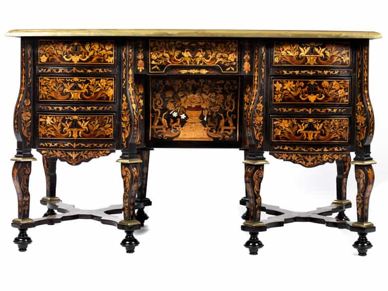 Detailabbildung: Reich intarsiertes „Bureau Mazarin“