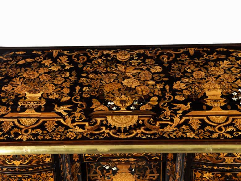 Detailabbildung: Reich intarsiertes „Bureau Mazarin“