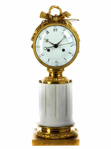 Detailabbildung: Französische Kaminuhr in Carrara-Marmor und vergoldeter Bronze des Frühklassizismus