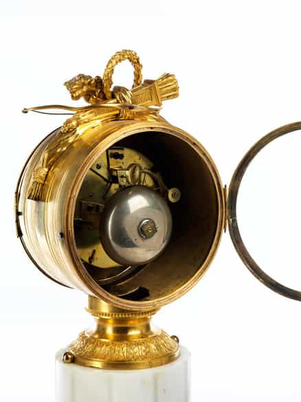 Detailabbildung: Französische Kaminuhr in Carrara-Marmor und vergoldeter Bronze des Frühklassizismus