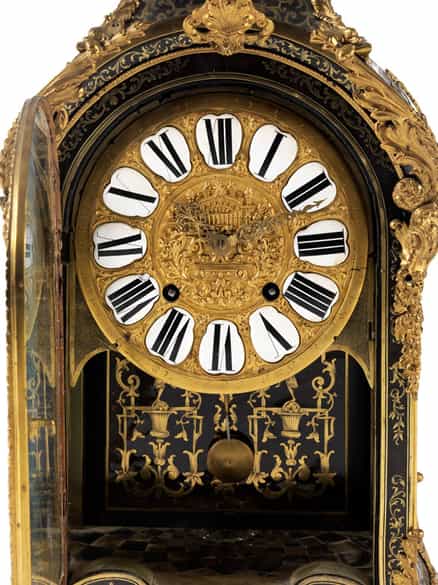 Detailabbildung: Konsoluhr