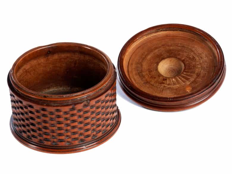 Detailabbildung: Rund gedrechselte Buchsbaumdose als Kunstkammerobjekt