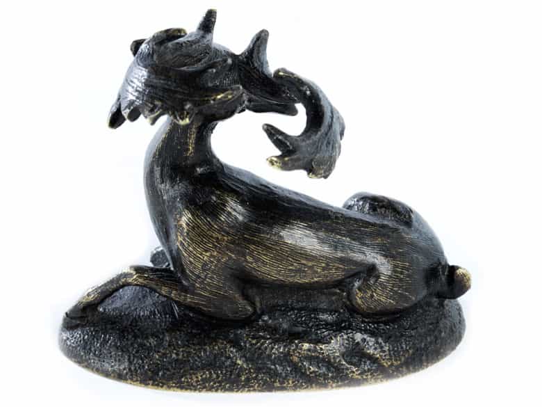 Detailabbildung: Kleine Bronzefigur eines liegenden Damhirschen