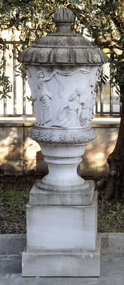 Detailabbildung: Paar monumentale Gartenvasen