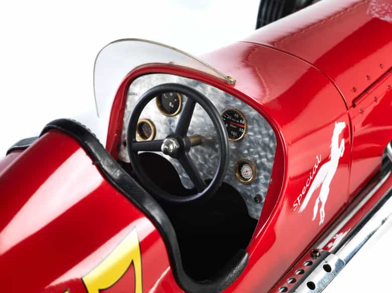 Detailabbildung: Modell eines ferrariroten Hot Rod „Spindizzi“