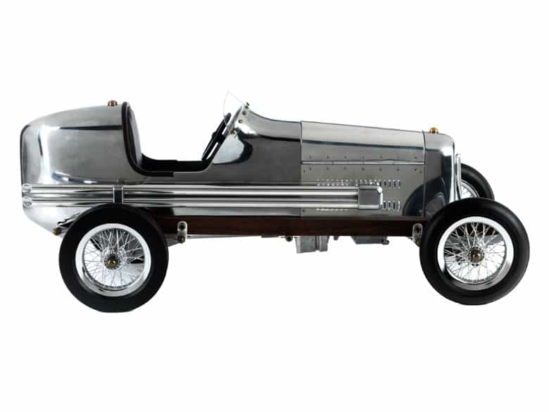 Detailabbildung: Modell eines silbernen Hot Rod