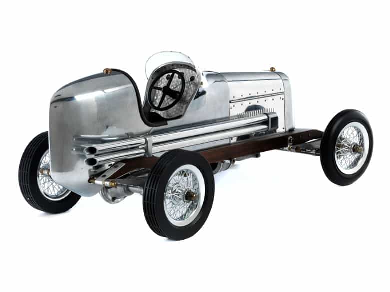 Detailabbildung: Modell eines silbernen Hot Rod