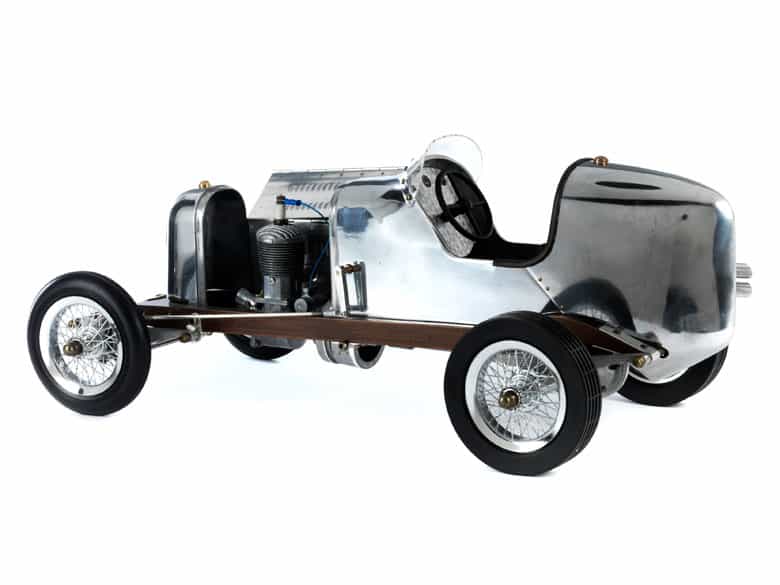 Detailabbildung: Modell eines silbernen Hot Rod