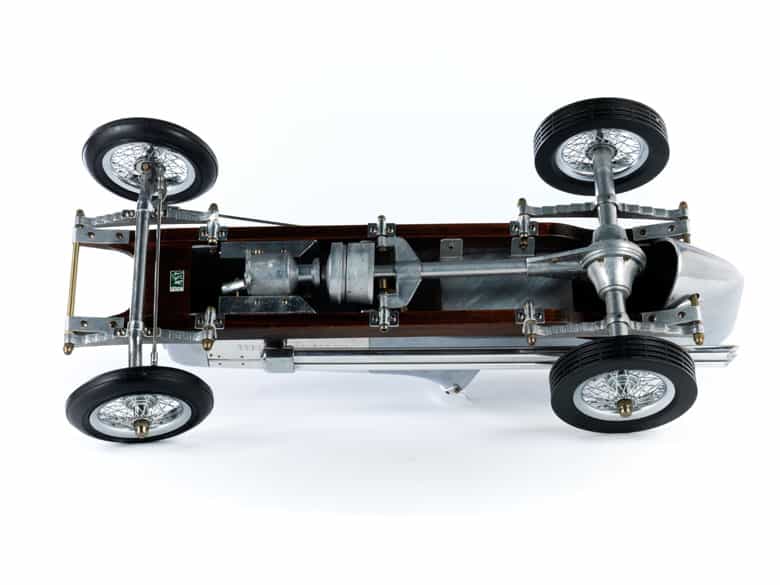 Detailabbildung: Modell eines silbernen Hot Rod