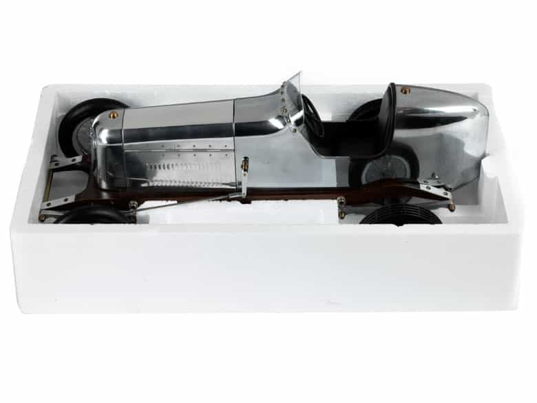 Detailabbildung: Modell eines silbernen Hot Rod