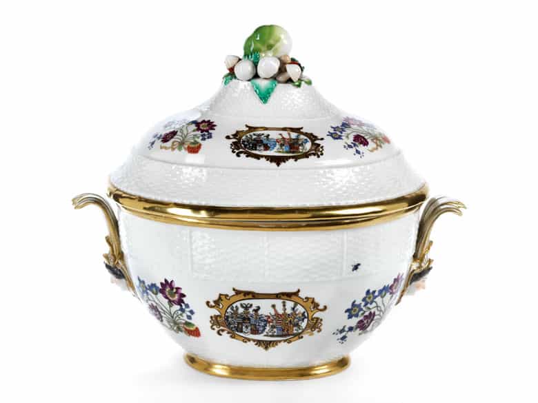 Detailabbildung: Museale Meissener Deckelterrinemit Allianzwappen