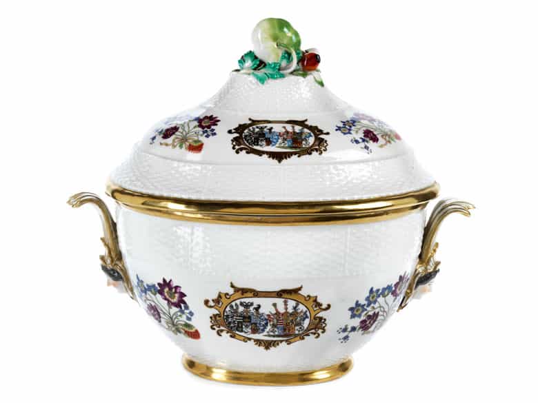 Detailabbildung: Museale Meissener Deckelterrinemit Allianzwappen