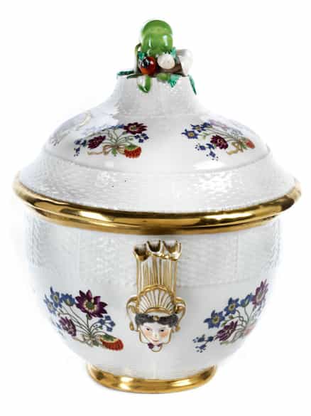 Detailabbildung: Museale Meissener Deckelterrinemit Allianzwappen