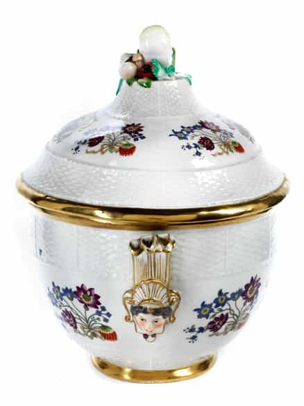 Detailabbildung: Museale Meissener Deckelterrinemit Allianzwappen