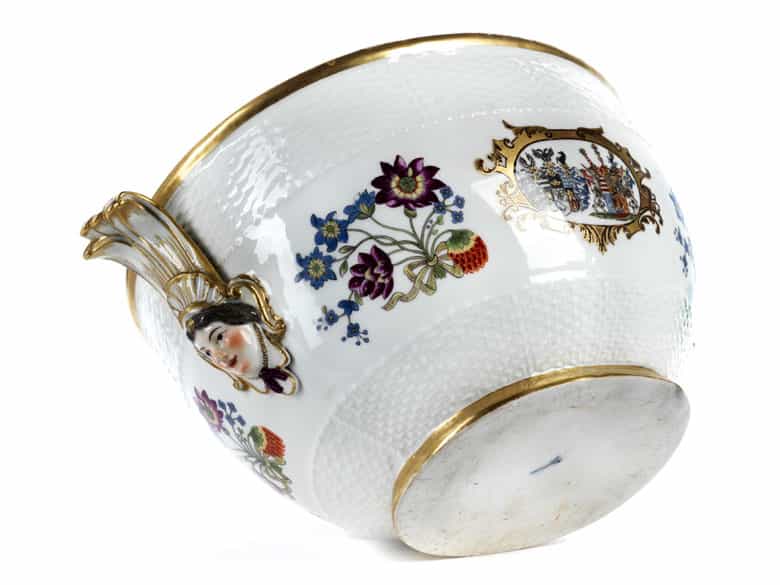 Detailabbildung: Museale Meissener Deckelterrinemit Allianzwappen