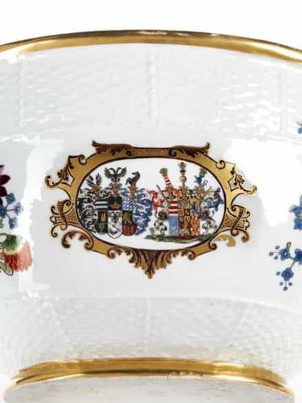 Detailabbildung: Museale Meissener Deckelterrinemit Allianzwappen