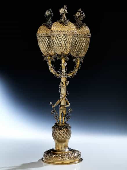 Detailabbildung: Dreifacher Herzpokal mit Diamantdekor