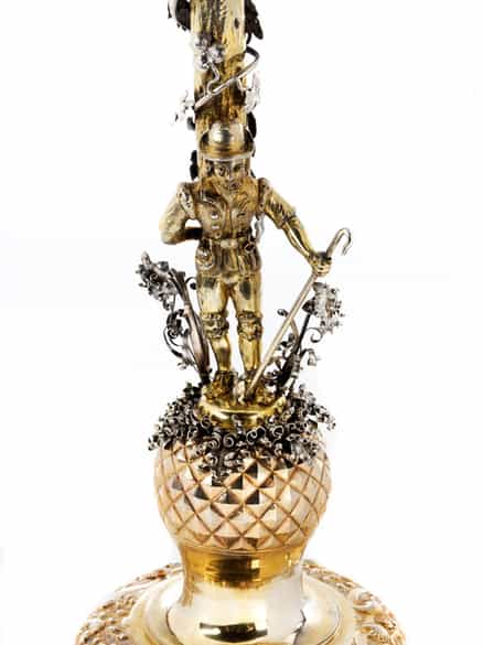 Detailabbildung: Dreifacher Herzpokal mit Diamantdekor