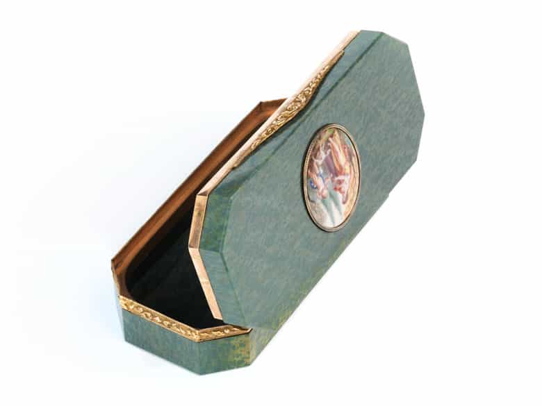 Detailabbildung: Längsrechteckige Deckeldose in grünem Halbedelstein