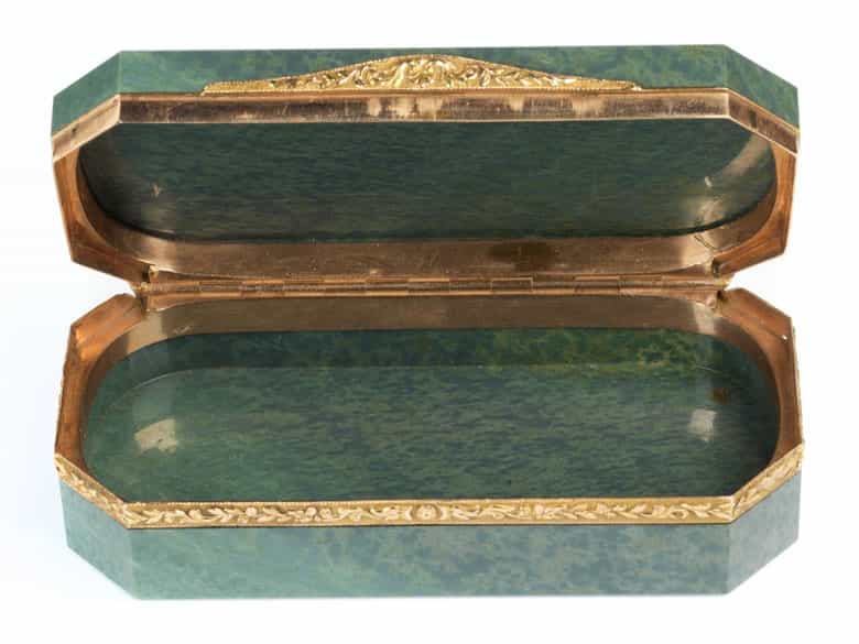 Detailabbildung: Längsrechteckige Deckeldose in grünem Halbedelstein