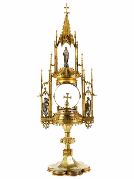 Detailabbildung: Große vergoldete Silbermonstranz im Stil der Gotik mit Figuren im Silberguss