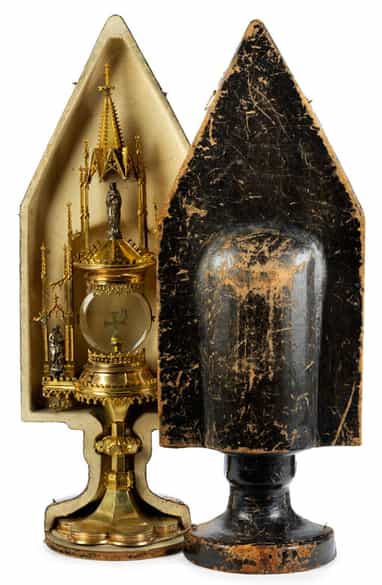 Detailabbildung: Große vergoldete Silbermonstranz im Stil der Gotik mit Figuren im Silberguss