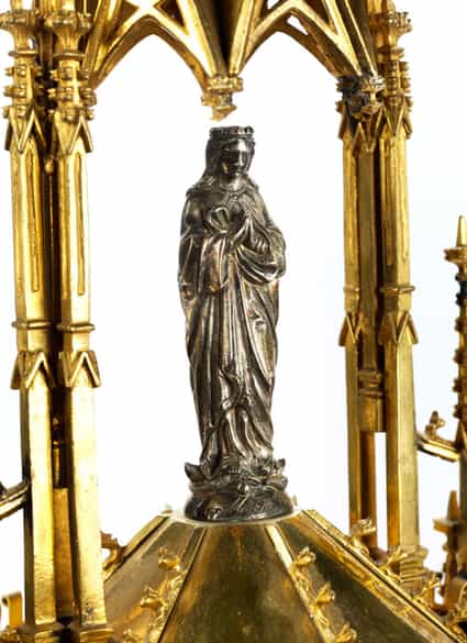 Detailabbildung: Große vergoldete Silbermonstranz im Stil der Gotik mit Figuren im Silberguss