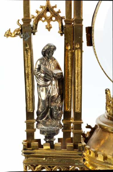 Detailabbildung: Große vergoldete Silbermonstranz im Stil der Gotik mit Figuren im Silberguss