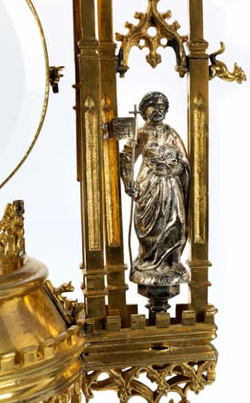 Detailabbildung: Große vergoldete Silbermonstranz im Stil der Gotik mit Figuren im Silberguss