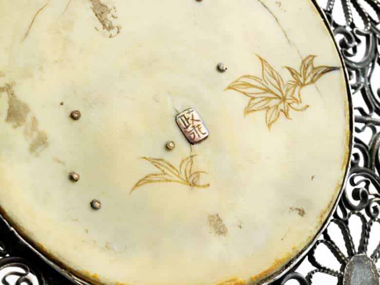 Detailabbildung: Kleiner japanischer Zierteller in Silberfiligran mit Shibayama-Elfenbeineinlage