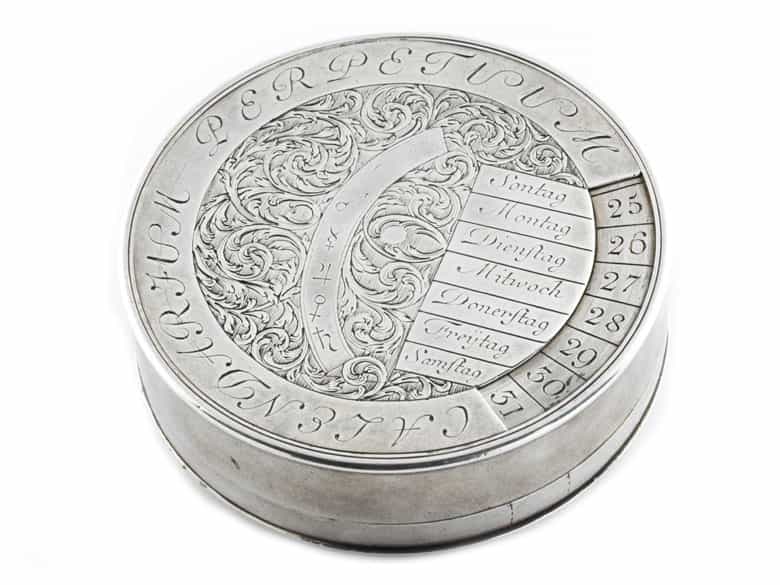 Detailabbildung: Runde Silberdose mit stellbarem Kalender