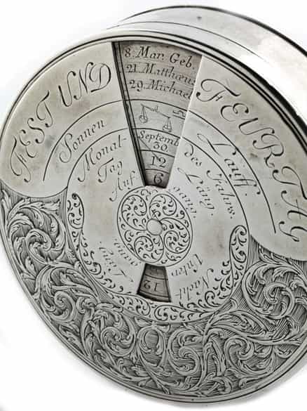 Detailabbildung: Runde Silberdose mit stellbarem Kalender