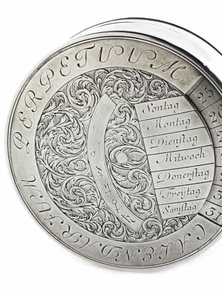 Detailabbildung: Runde Silberdose mit stellbarem Kalender