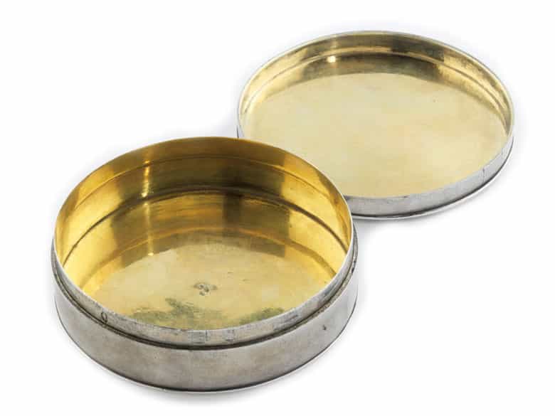 Detailabbildung: Runde Silberdose mit stellbarem Kalender