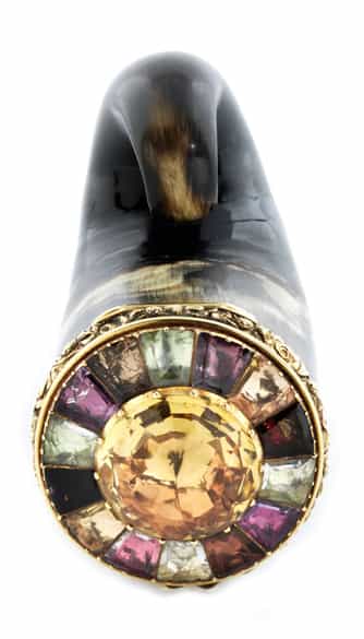 Detailabbildung: Horndose mit Goldmontierung und Steinbesatz