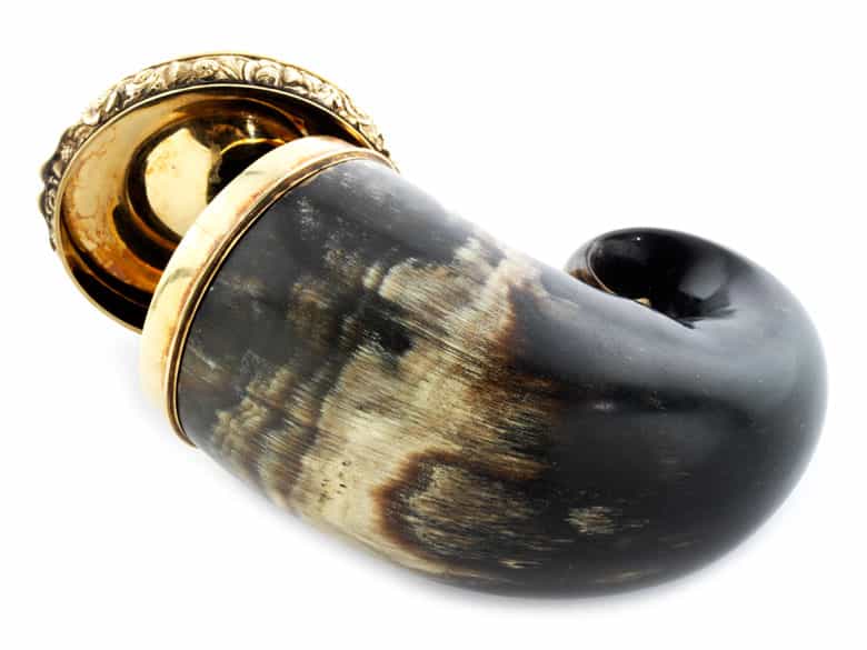 Detailabbildung: Horndose mit Goldmontierung und Steinbesatz