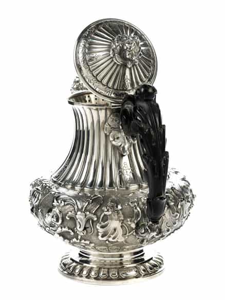 Detailabbildung: Silberne Kaffeekanne